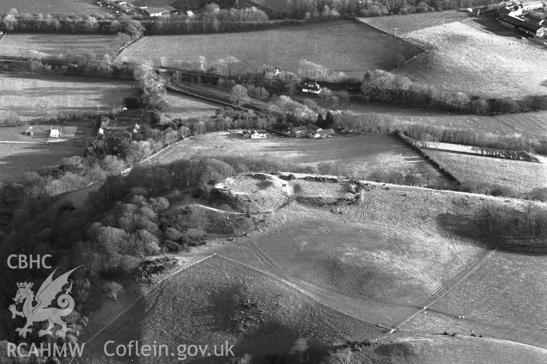 RCAHMW Black and white oblique aerial photograph of Castell Tan-y-castell (Old Aberystwyth Castle), Llanfarian, taken on 04/12/1998 by Toby Driver