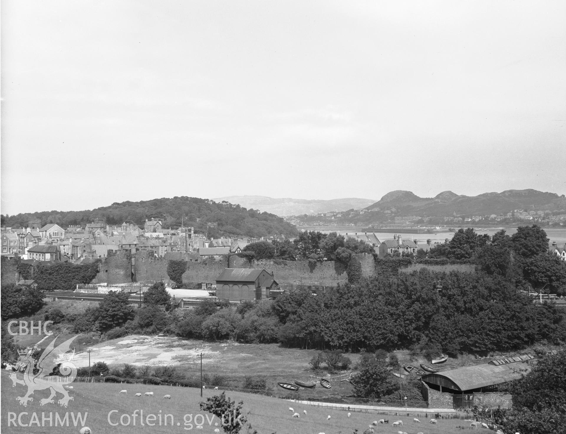 General view of Conwy Castle and Town, taken in 11.01.1952.