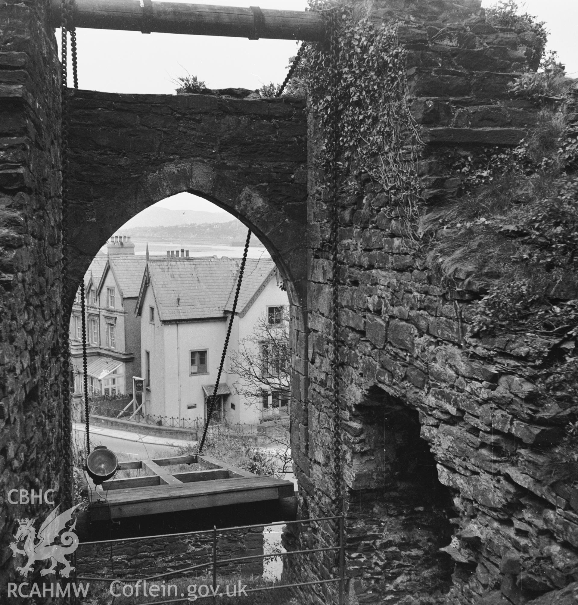 View of the gate mechanism at Conway Castle taken in 01.01.1952 .