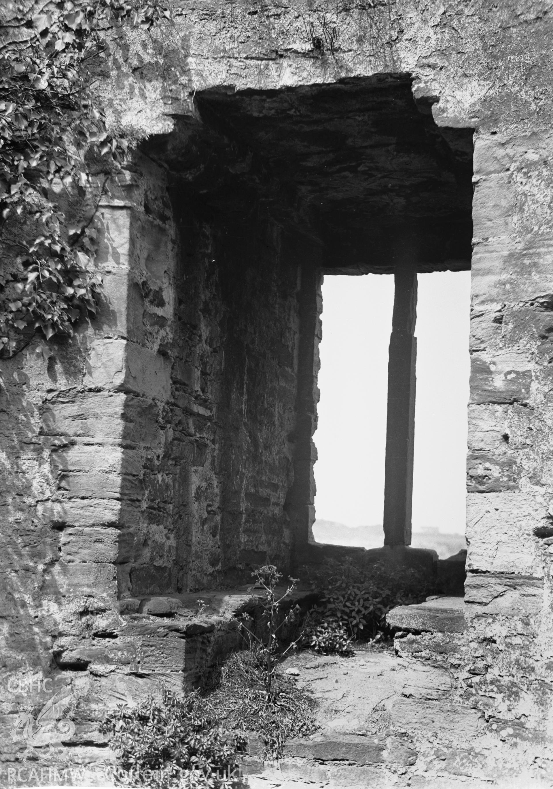 View of a window at Conway Castle taken in 01.01.1952 .
