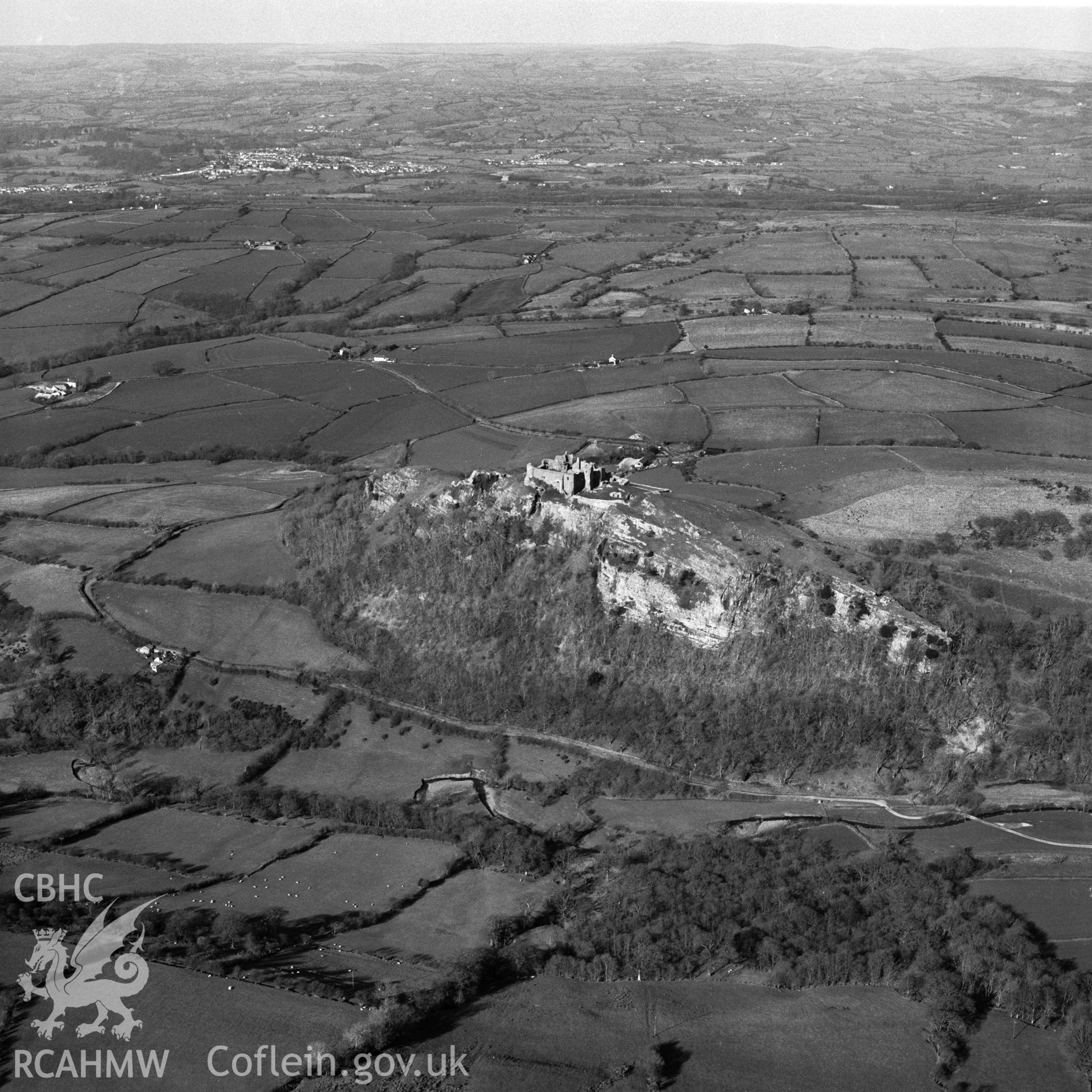 RCAHMW Black and white oblique aerial photograph of Carreg Cennen Castle, taken by CR Musson on 25/02/88