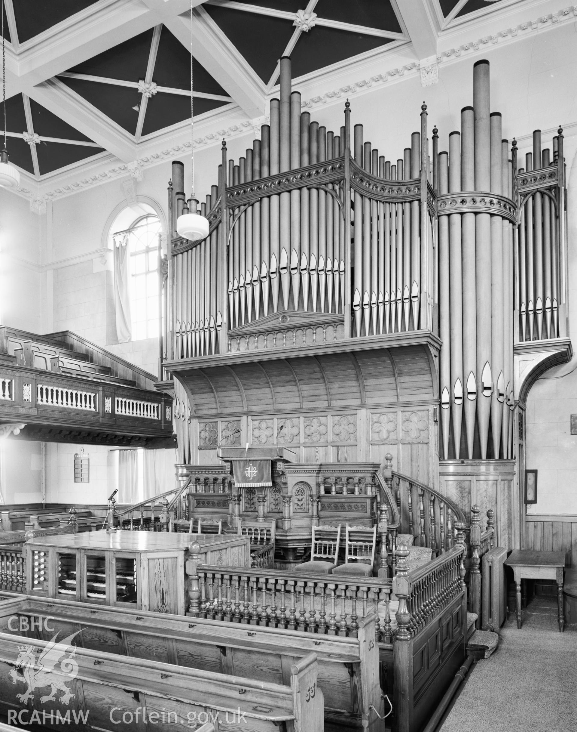 Interior, organ and sedd fawr. NA/GEN/98/008