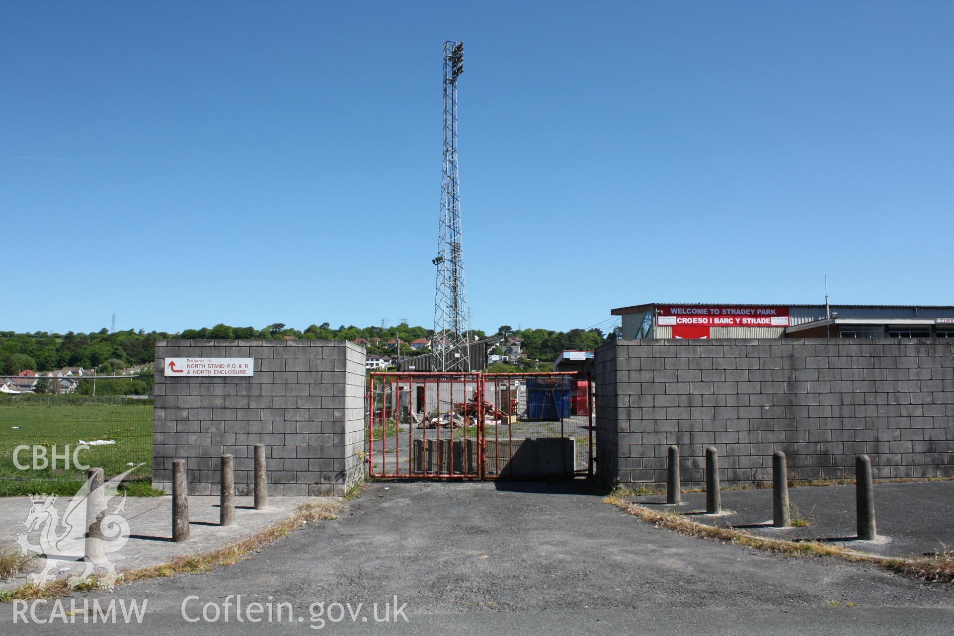 Pedestrian entrance to turnstiles 18-22 and the south-west corner