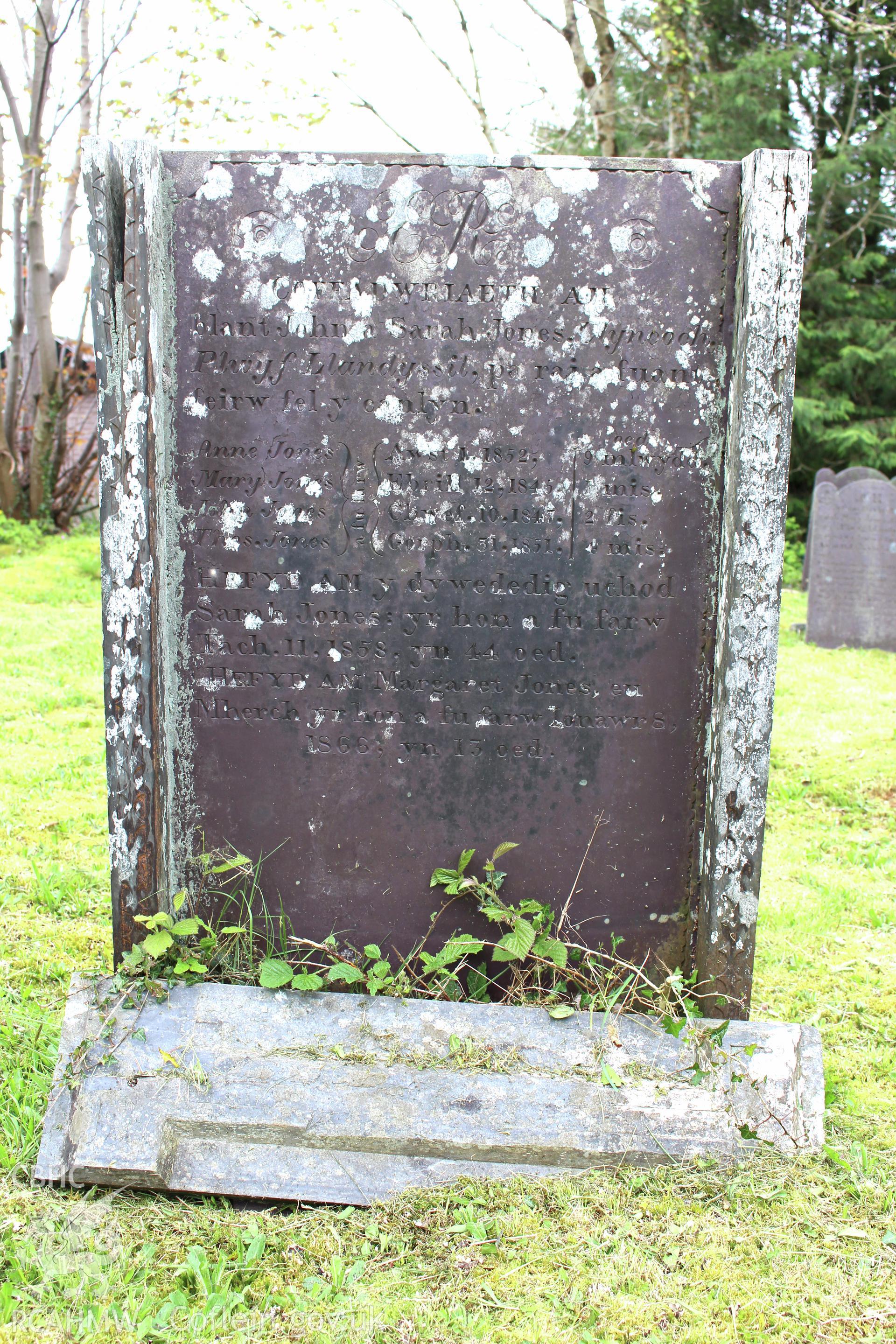 Gravestone of Anne, Mary, John, Thomas, Sarah & Margaret Jones
