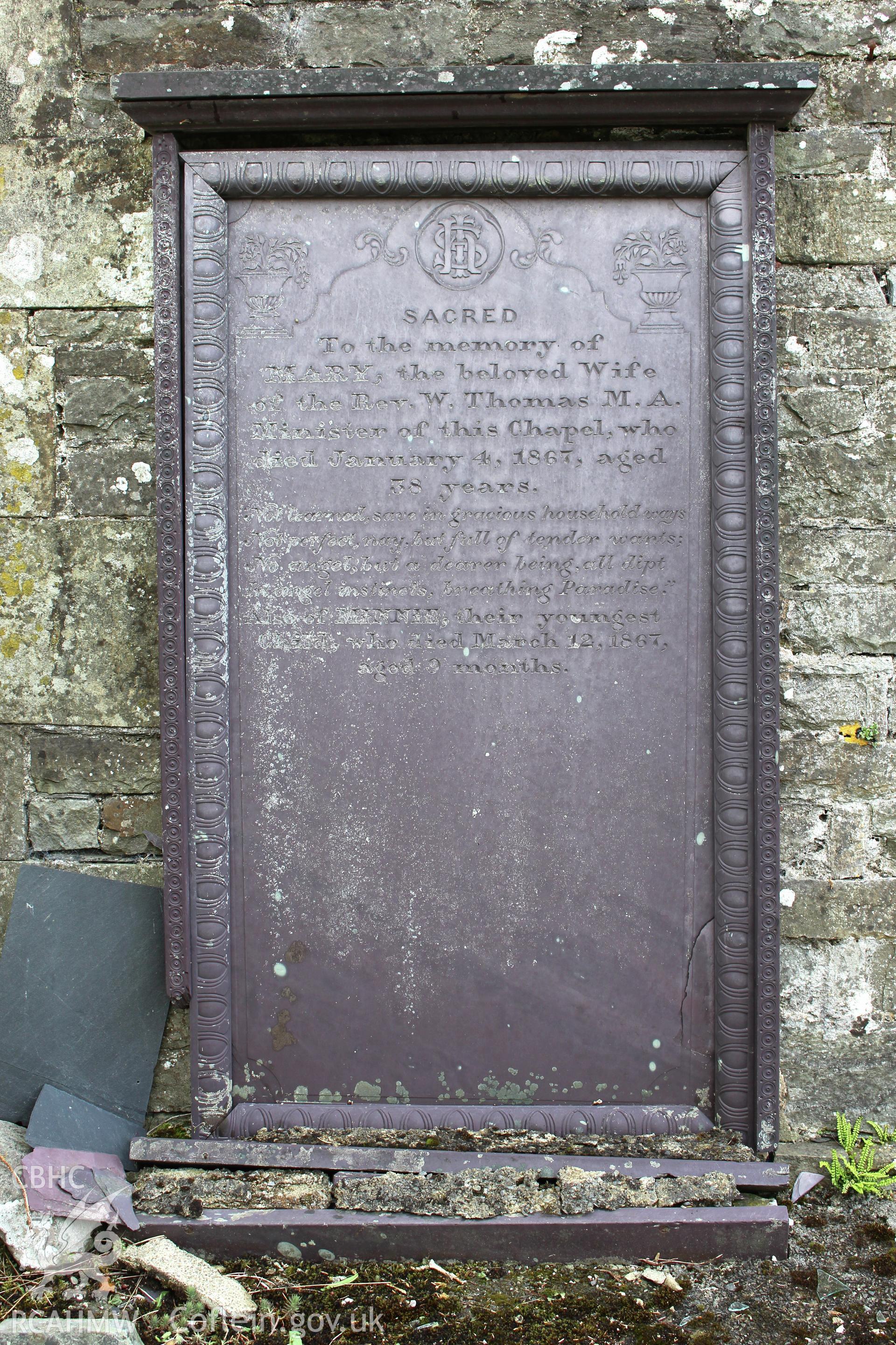 Gravestone of Mary & Minnie Thomas