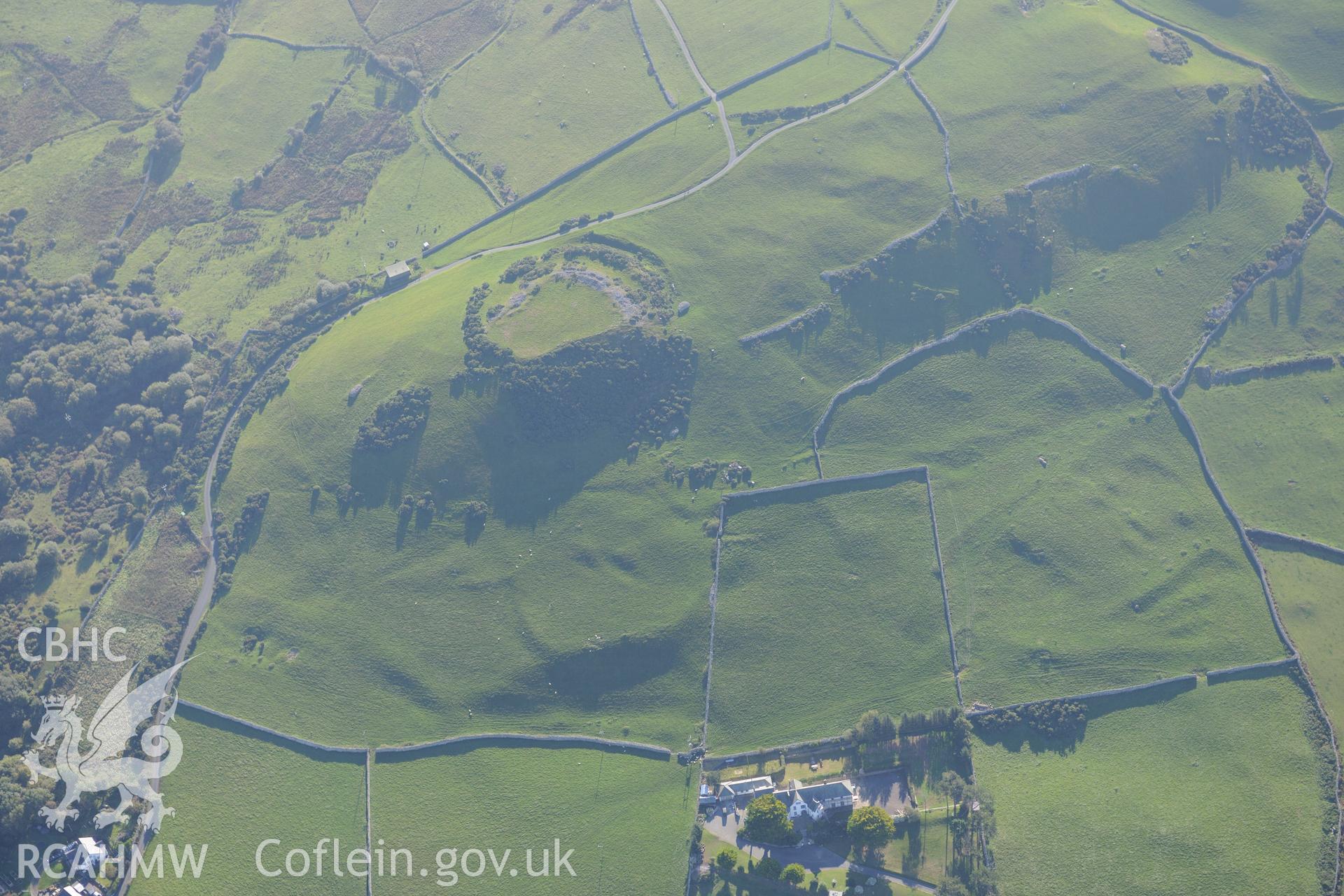 Ty Gwyn, Castell y Gaer, the field system to the west of the Castell, & an enclosure north east of Carn-Gadell Uchaf. Oblique aerial photograph taken during Royal Commission's programme of archaeological aerial reconnaissance by Toby Driver on 2/10/2015.