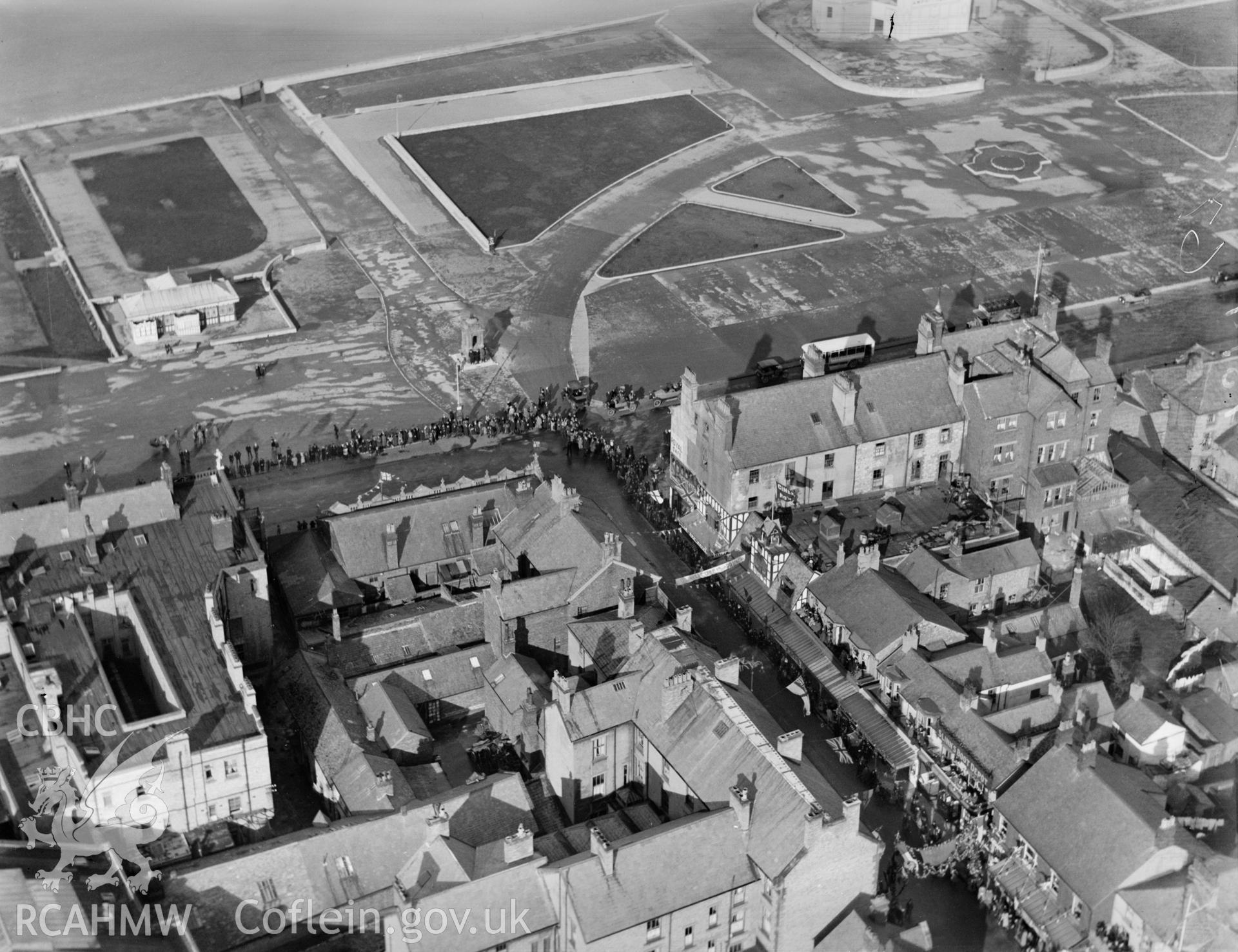 Rhyl showing war memorial and crowds during the November vist by the Prince of Wales (later Edward VIII), oblique aerial view. 5?x4? black and white glass plate negative.