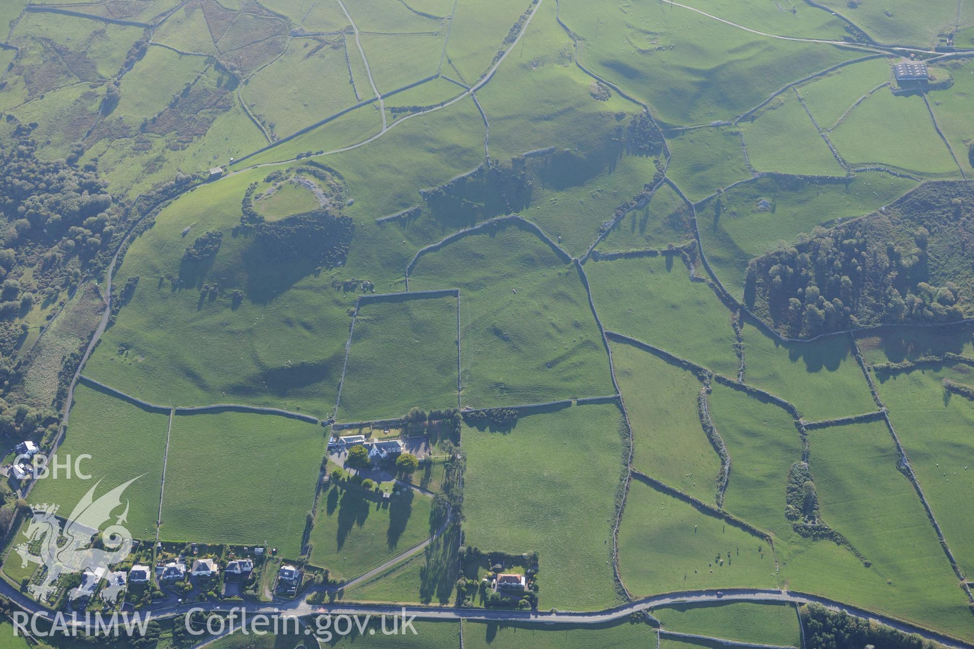 Ty Gwyn, Castell y Gaer, the field system to the west of the Castell, & an enclosure north east of Carn-Gadell Uchaf. Oblique aerial photograph taken during Royal Commission's programme of archaeological aerial reconnaissance by Toby Driver on 2/10/2015.