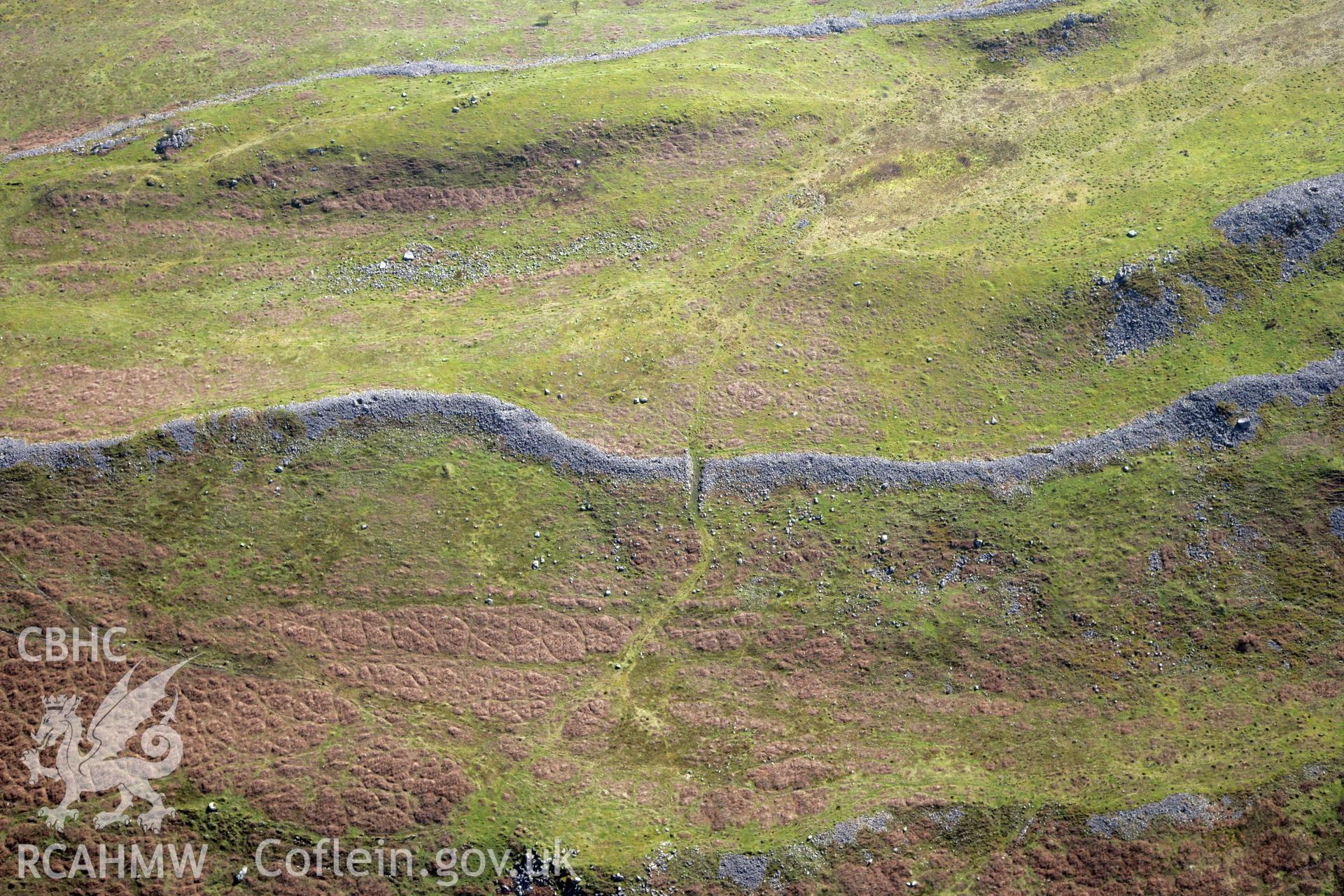 RCAHMW colour oblique photograph of Y Gaer Fawr, hillfort on Carn Goch. Taken by Toby Driver and Oliver Davies on 28/03/2012.