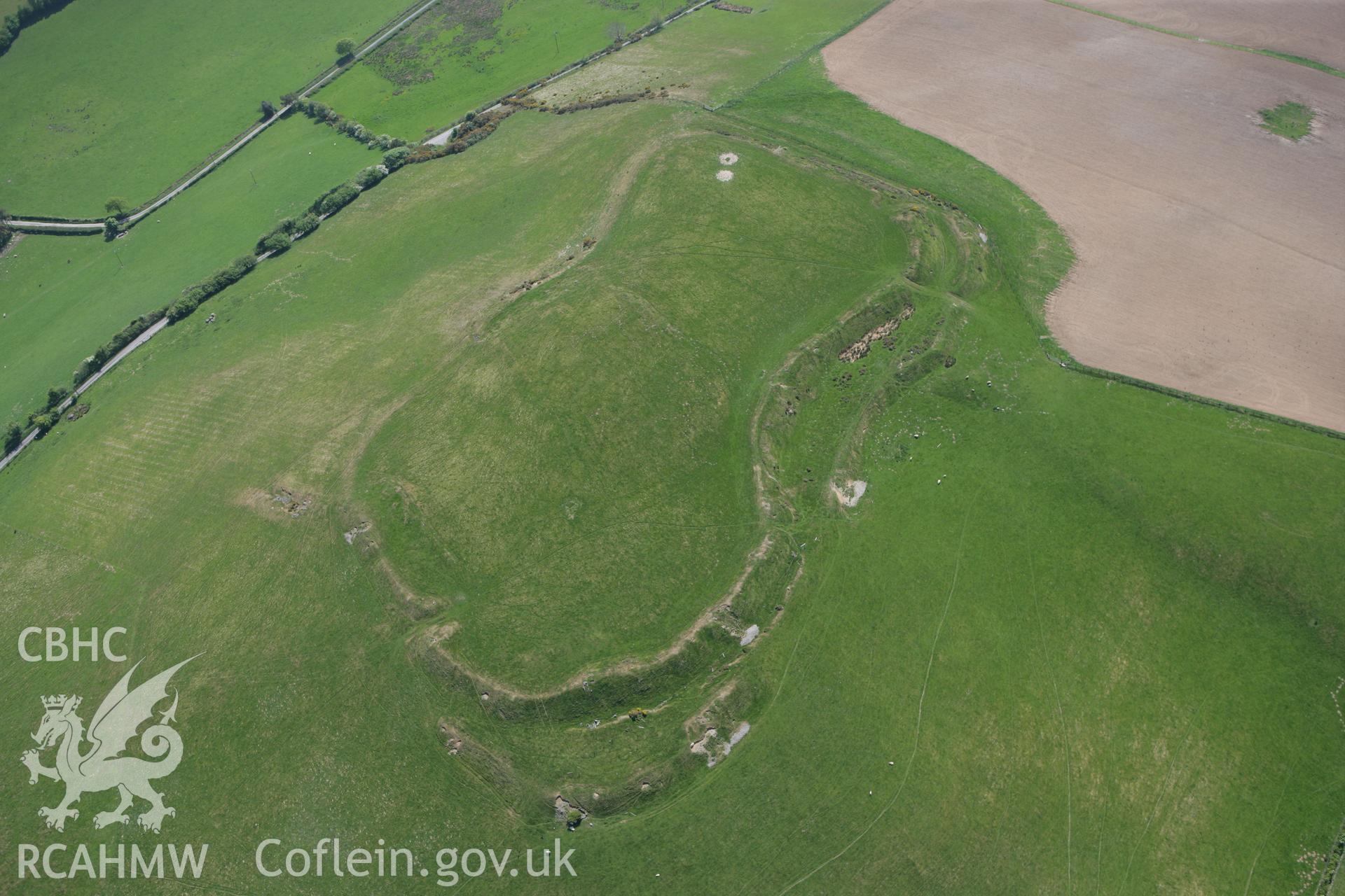 RCAHMW colour oblique photograph of Gaer Fawr hillfort,. Taken by Toby Driver on 25/05/2010.