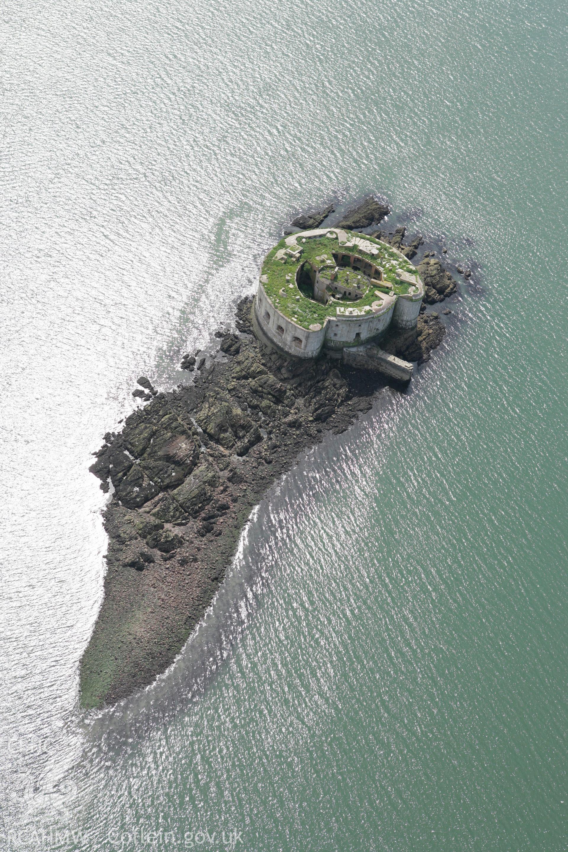 RCAHMW colour oblique photograph of Stack Rock fort. Taken by Toby Driver on 01/08/2007.