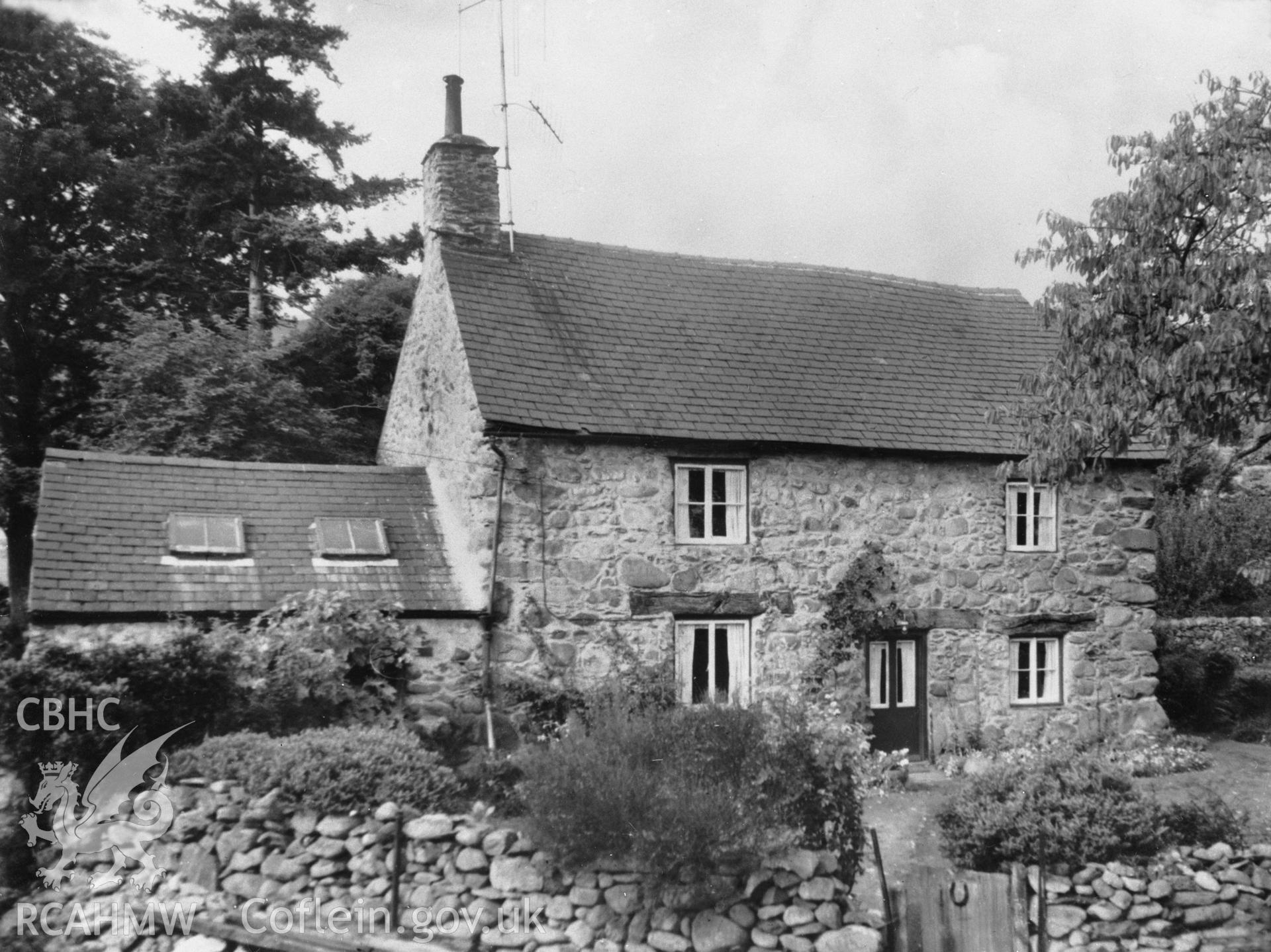 Exterior view of Llanerch y Felin, Caerhun taken 01.10.1946.
