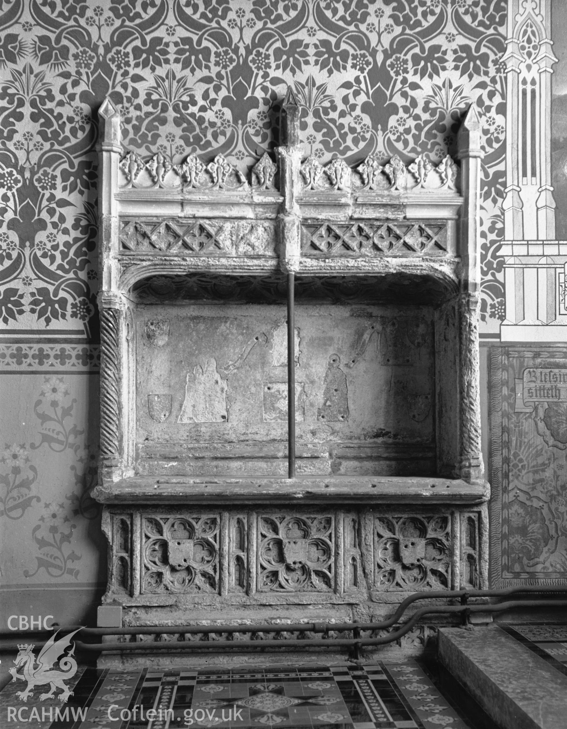 View of monument in north wall of the chancel at Monkton Priory taken in 07.08.1941.