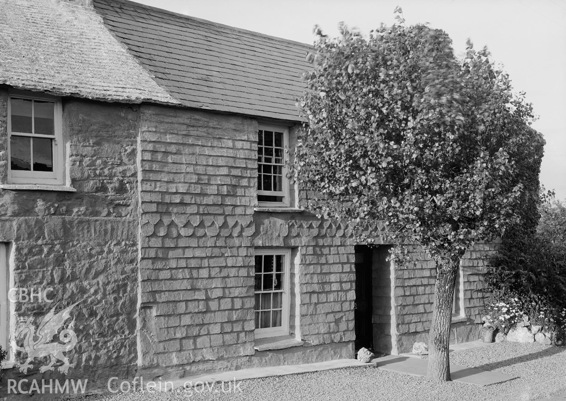 Photograph showing a slate-hung house in Dinas.