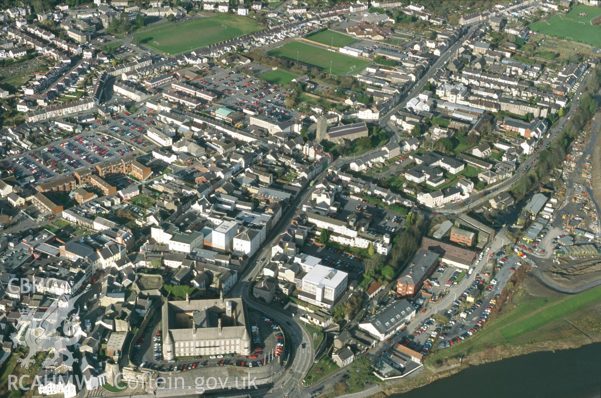 RCAHMW colour slide oblique aerial photograph of Carmarthen, taken by T.G.Driver on the 21/02/2000