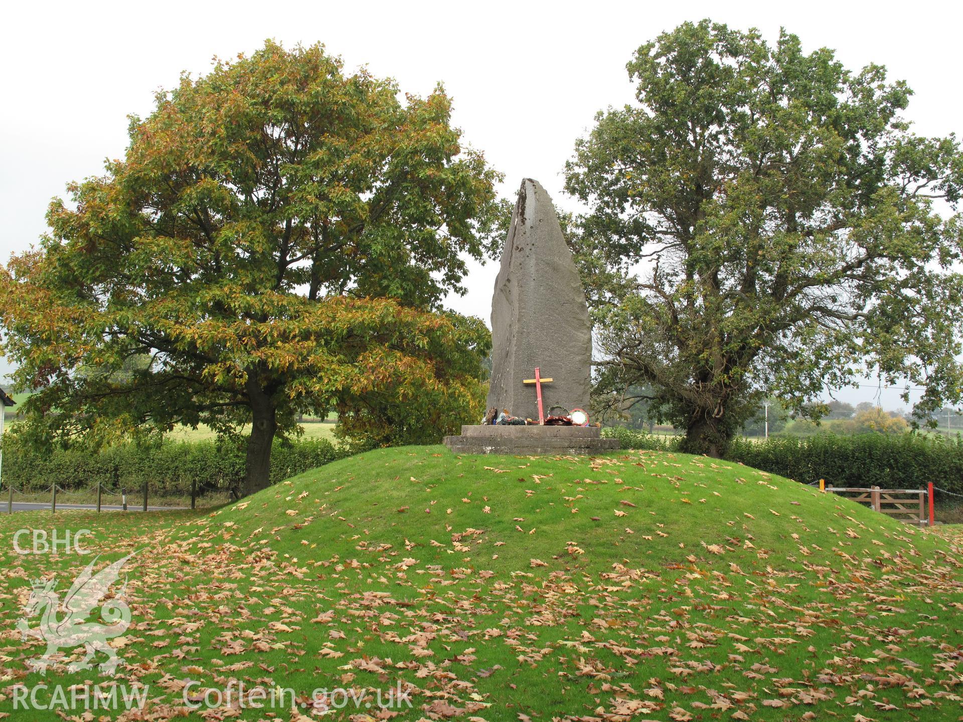 Llywelyn Monument, Cilmeri, from the south, taken by Brian Malaws on 07 October 2010.