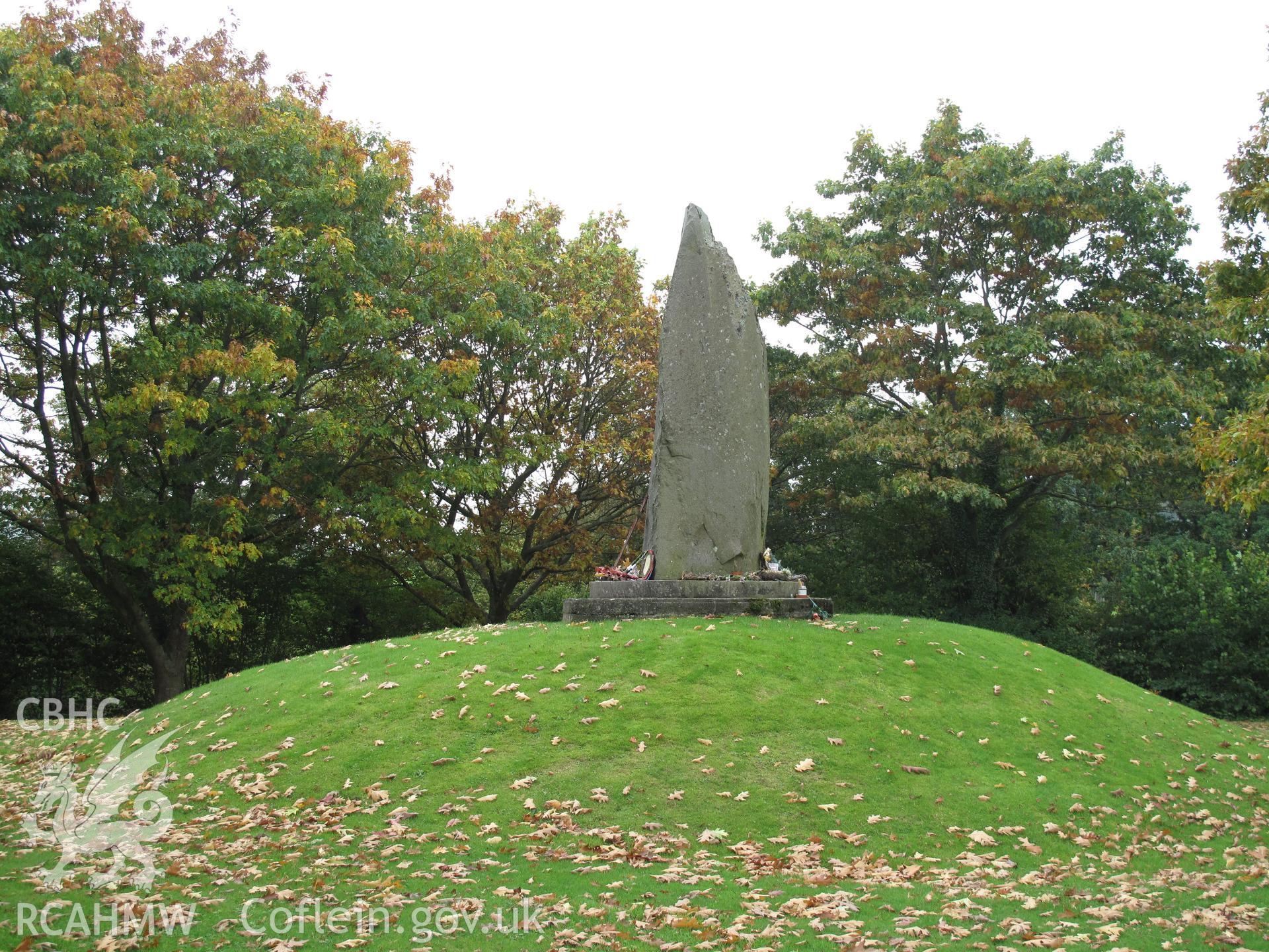 Llywelyn Monument, Cilmeri, from the east, taken by Brian Malaws on 07 October 2010.