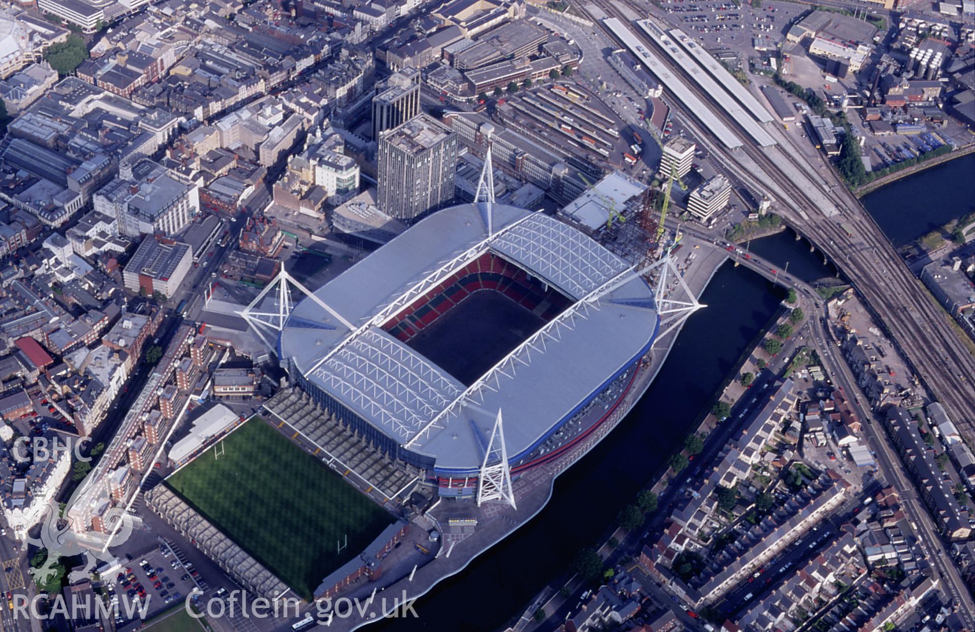 RCAHMW colour slide oblique aerial photograph of Cardiff Millennium Stadium, Castle, taken by T.G.Driver on the 18/07/2000