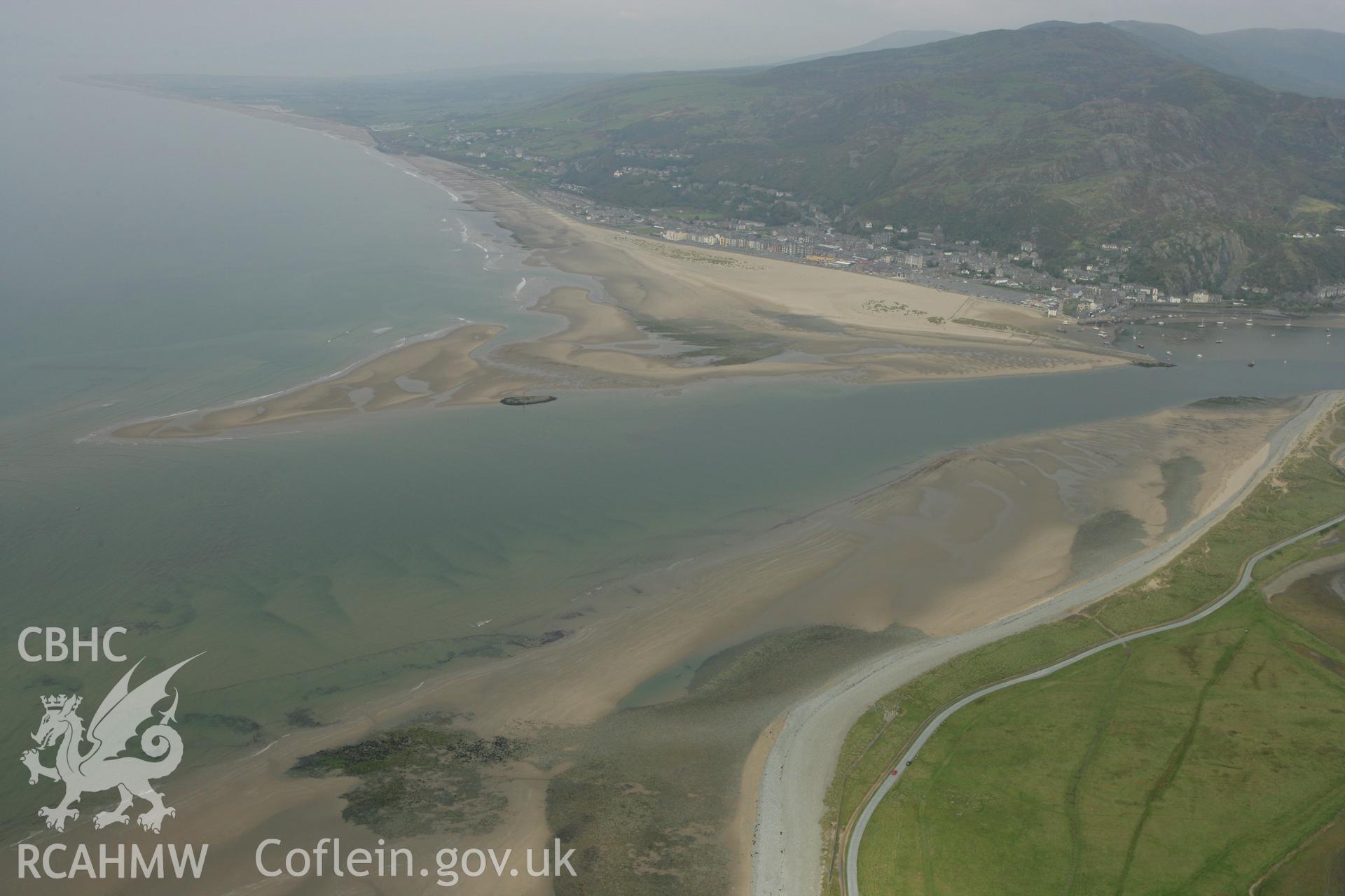 RCAHMW colour oblique photograph of Barmouth, landscape from the south;Abermaw, landscape from the south. Taken by Toby Driver on 08/10/2007.